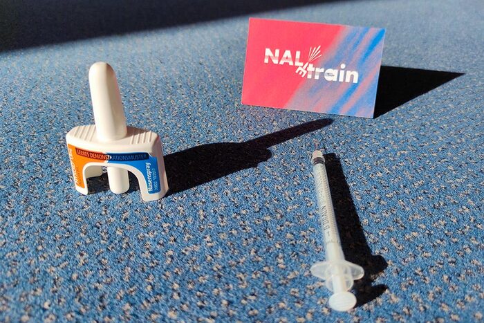 Naloxon-Nasenspray und eine Spritze