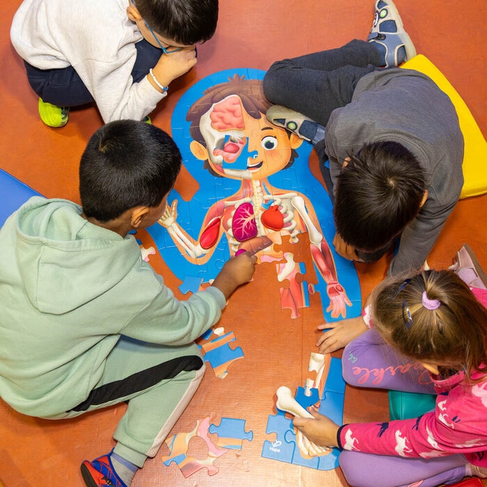 4 Kinder beim puzzeln