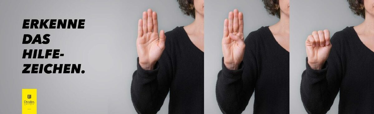 Auf dem Bild ist eine Person zu erkennen, die das Hilfezeichen in folgenden Schritten ausführt: der abgespreizte Daumen wird in die offene Handinnenfläche gelegt und die übrigen Finger nach unten über den Daumen gelegt.