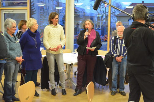 Die Umweltbürgermeisterin Eva Jähnigen spricht zu Menschen in einem Raum