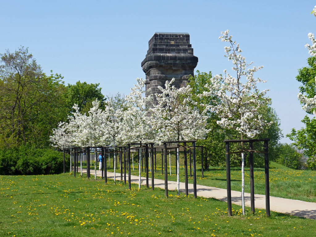 Bismarcksäule mit Apfelbaumallee im Frühling