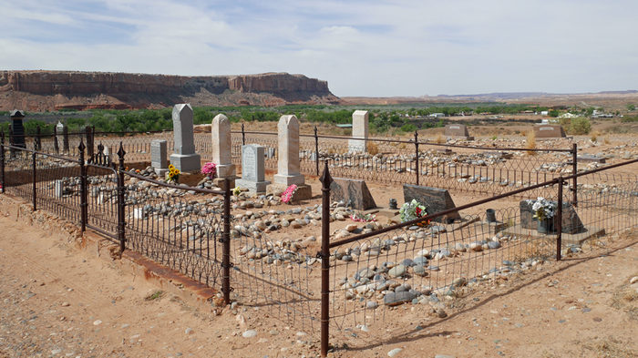 eingezäunte Gräber auf einem Friedhof in Bluff im Bundesstaat Utah, USA, mit Blick auf die Landschaft