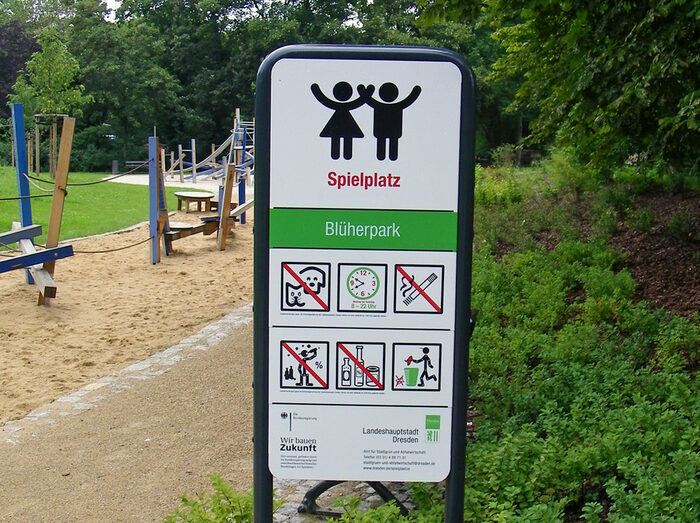 Spielplatz-Schild am Blüherpark mit Ge- und Verbotshinweisen