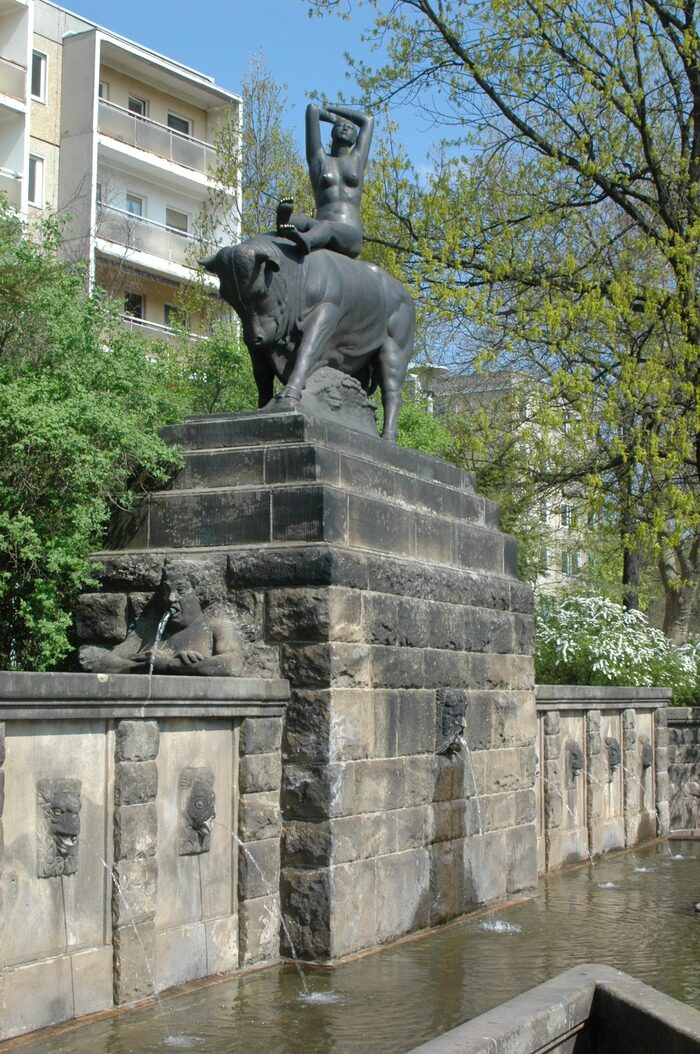 Teil des Europabrunnens mit der Plastik, auf der Zeus, verwandelt in einen Stier, dargestellt wurde. Auf ihm sitzt Europa, die Tochter des Königs Agenar von Tyrus und Sidon.