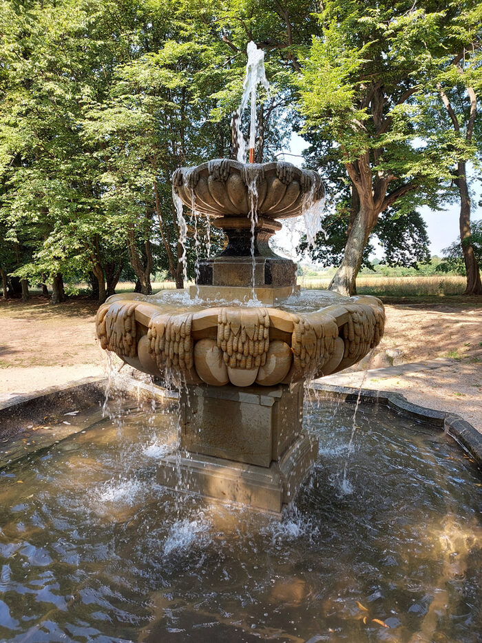sprudenlnder Brunnen mit drei Schalen übereinander
