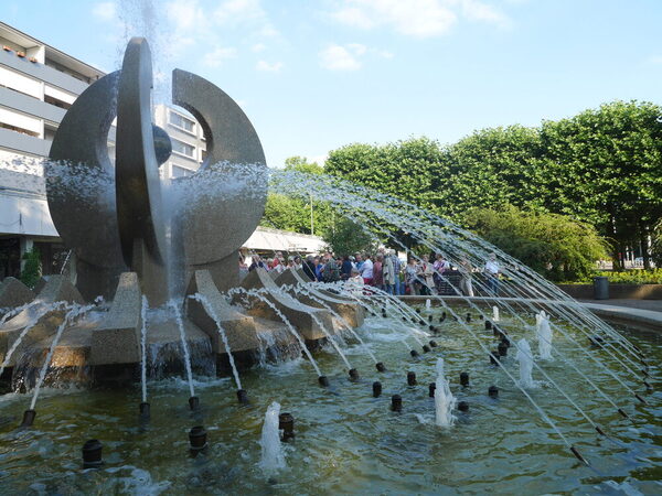 Krachtbrunnen West, Blick in das kreisrunde Wasserbecken, aus den Düsen kommt Wasser, bogenförmig zur Mitte des Brunnens