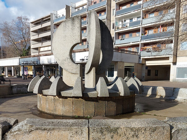 Krachtbrunnen Ost vor der Sanierung: Brunnenschale und Brunnenfigur mit starken Schäden an den Betonteilen. Der Brunnen ist nicht in Betrieb.