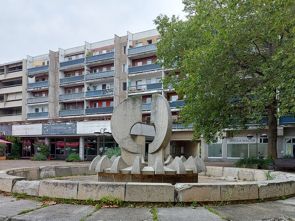 Krachtbrunnen Ost vor der Sanierung: Brunnenschale und Brunnenfigur mit starken Schäden an den Betonteilen. Der Brunnen ist nicht in Betrieb.