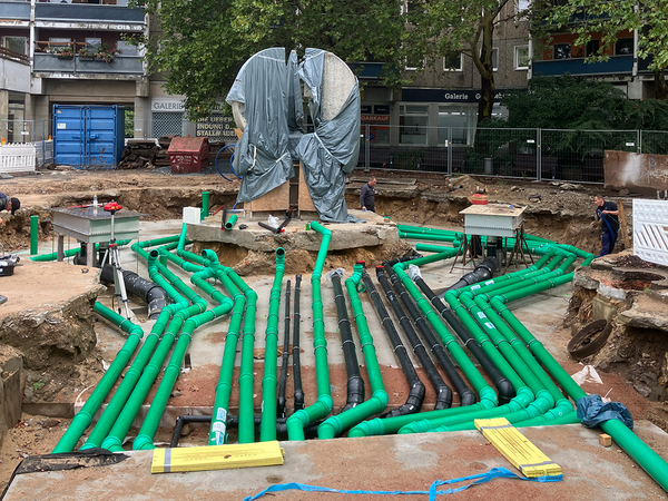 Krachtbrunnen Ost: im Vordergrund viele neue Versorgungsleitungen, im Hintergrund die Brunnenfigur