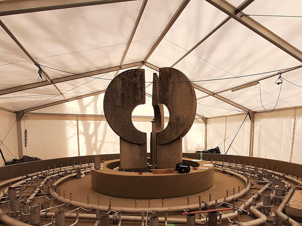 Krachtbrunnen Ost: Arbeiten unter dem Schutzzelt, in der Mitte das wiederhergestellte Brunnenbecken