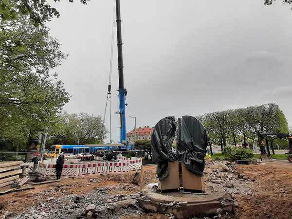 Krachtbrunnen Ost: Baustelle mit Resten des Brunnenbeckens, Brunnenfigur und Kran im Hintergrund