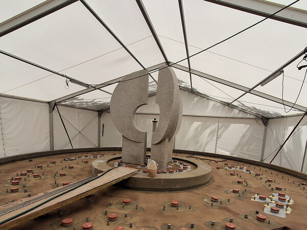 Krachtbrunnen Ost: Arbeiten unter dem Schutzzelt, in der Mitte das wiederhergestellte Brunnenbecken