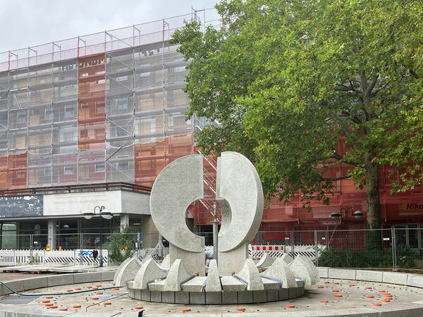 Krachtbrunnen Ost kurz vor Abschluss der Sanierung, Brunnen und Umfeld aus Betonplatten sind wieder hergestellt (Oktober 2025)
