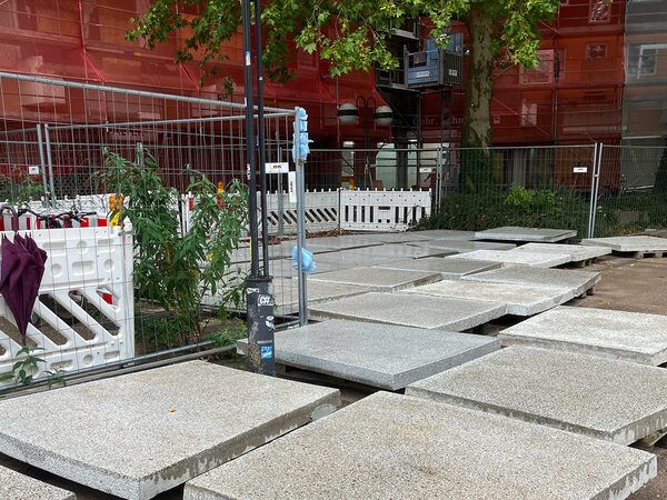 Krachtbrunnen Ost: Wiedemannplatten (quadratische Betonplatten) kurz vor dem Einbau