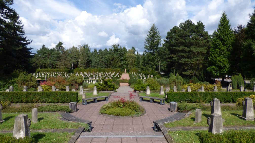 Überblick über den Sowjetischen Garnisonsfriedhof - vom Obelisk über die Grabanlagen