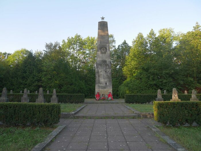steinerner Obelisk von Friedrich Press auf dem Sowjetischen Garnisonsfriedhof