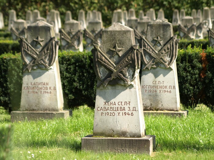 Sowjetischer Garnisonsfriedhof - Grabstein einer Einzelgrabstelle eines Soldaten höheren Rangs