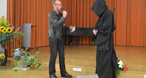 Comedian DER TOD im Gespräch mit Andreas Berndt auf der Bühne