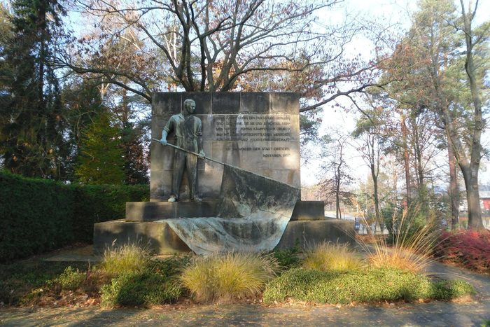 Sowjetischer Garnisonsfriedhof - Denkmal aus Stein mit einem Fahnenträger, geschaffen von Johannes Friedrich Rogge