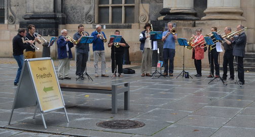 Blechblasmusiker vor der Kreuzkirche