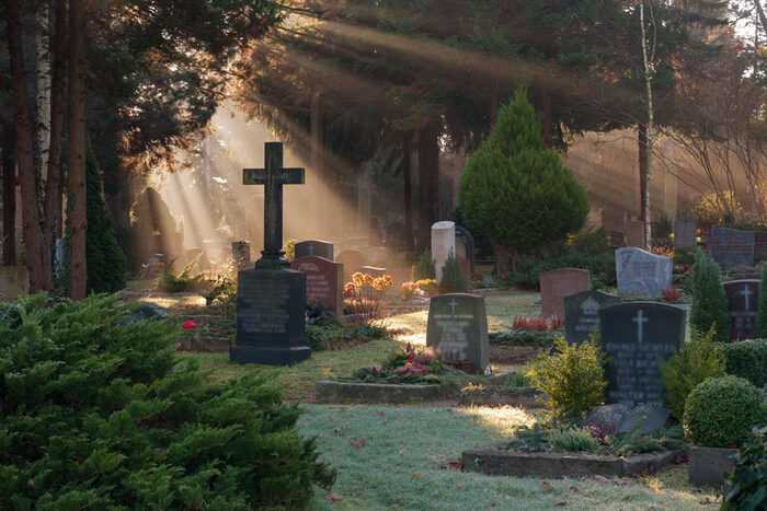 Gräber im Sonnenlicht
