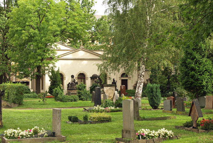 Grabstellen auf dem Inneren Neustädter Friedhof, im Hintergrund die Feierhalle