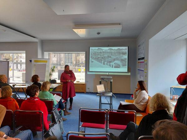 Birgit Pätzig spricht zu den Workshop-Teilnehmern - Foto aus dem Publikum aufgenommen
