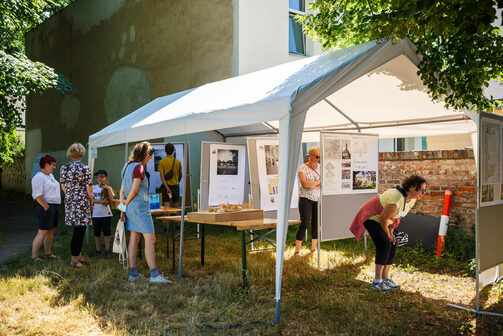 Projekte von Studierenden - Modelle und Zeichnungen - werden unter einem Pavillon präsentiert.