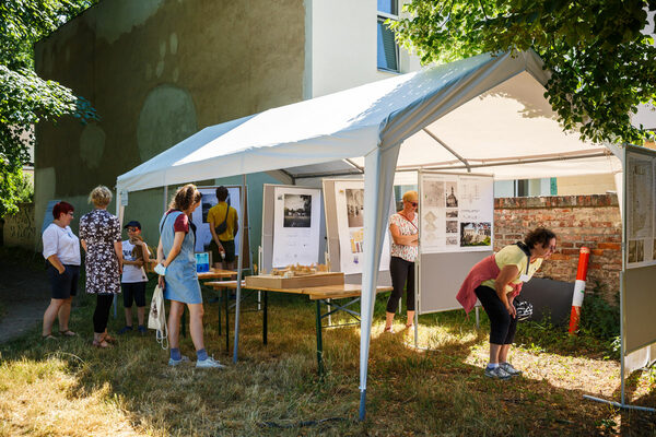 Projekte von Studierenden - Modelle und Zeichnungen - werden unter einem Pavillon präsentiert.