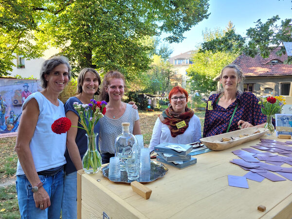 5 Frauen der Death Positiv Initiative aus Österreich - Verein Sargbar stehen an ihrer Sargbar.