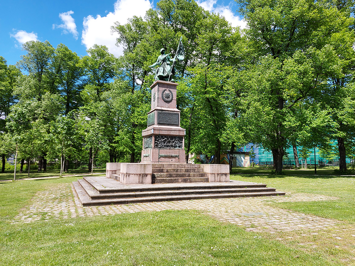 Ein Monument in einem Park