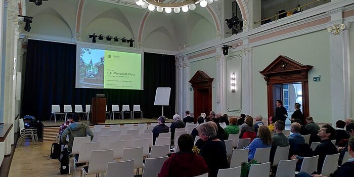 F.-C.-Weiskopf-Platz; Beteiligung (21.10.2025)Blick von hinten ins Auditorium