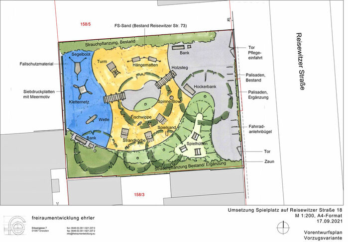 Entwurfsplan, der zeigt, wie der neue Spielplatz aussehen soll. Eingezeichnet sind die Bepflanzung und die spielgeräte, die sich im Sand und auf einer blauen Fallschutzfläche befinden.