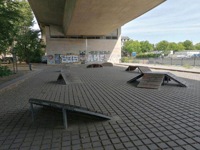 Unter der Nossener Brücke befinden sich auf einer befestigten Fläche verschiedene Skateelemente.
