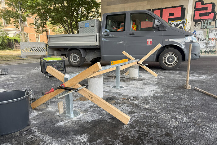 Skateanlage Columbusstraße (Einbau der Skateelemente): Montage einer Rail unter der Löbtauer Brücke