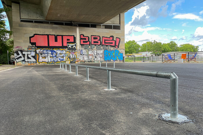 Skateanlage Columbusstraße: RundRail auf der neuen Asphaltfläche; Löbtauer Brücke im Hintergrund