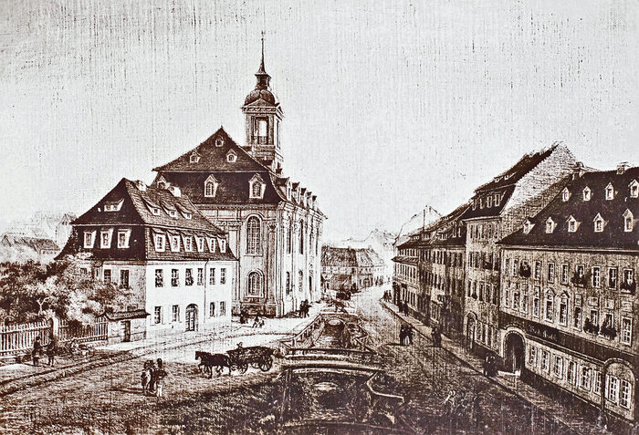 schwarz-weiß Foto von 1820 mit der Annenkirche und Wohnhäusern entlag der Straße im Dorf Poppitz
