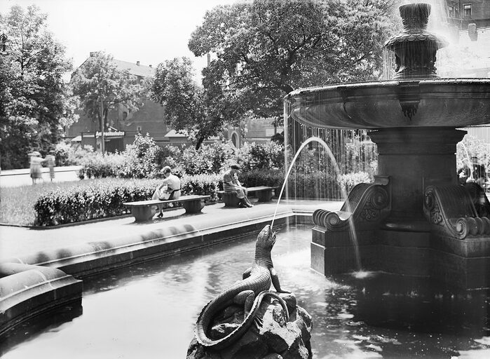 schwarz-weißes Foto vom Brunnen auf dem Sternplatz von 1918