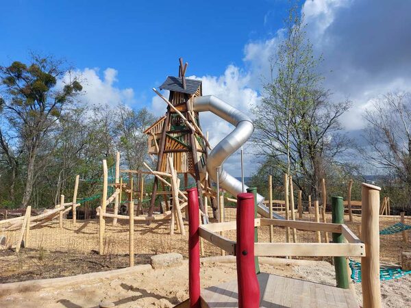 Spielturm mit Rusche und Klettergerüste aus Holz