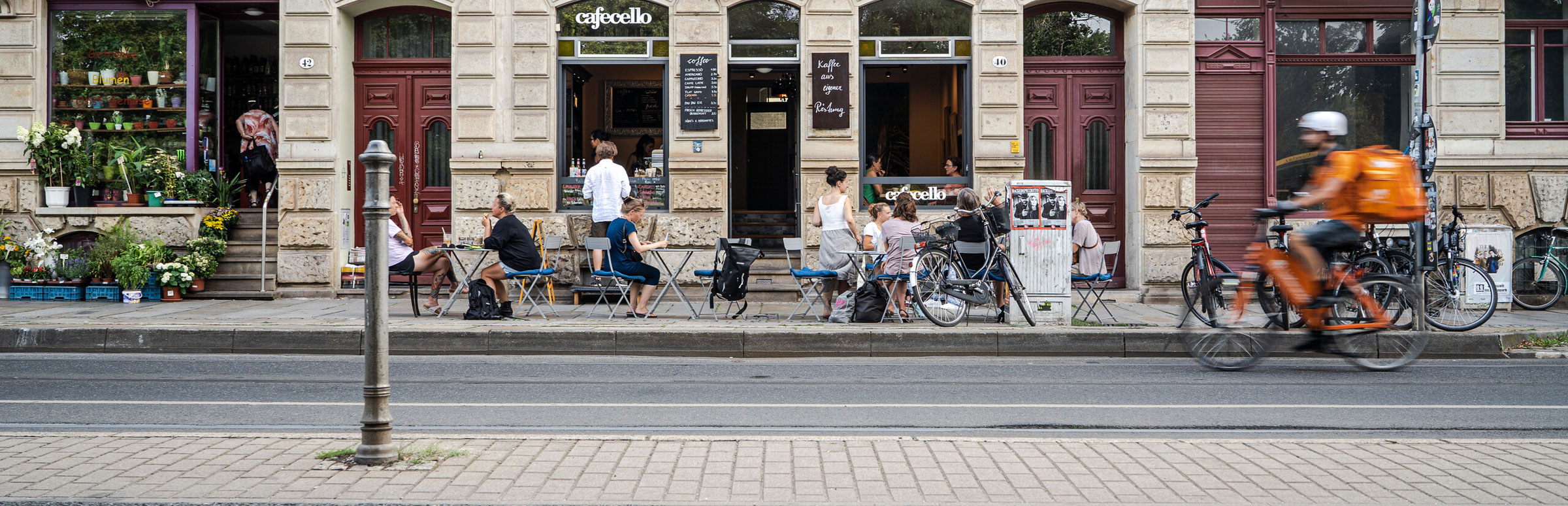 Blick auf einen Bürgersteig mit Café.