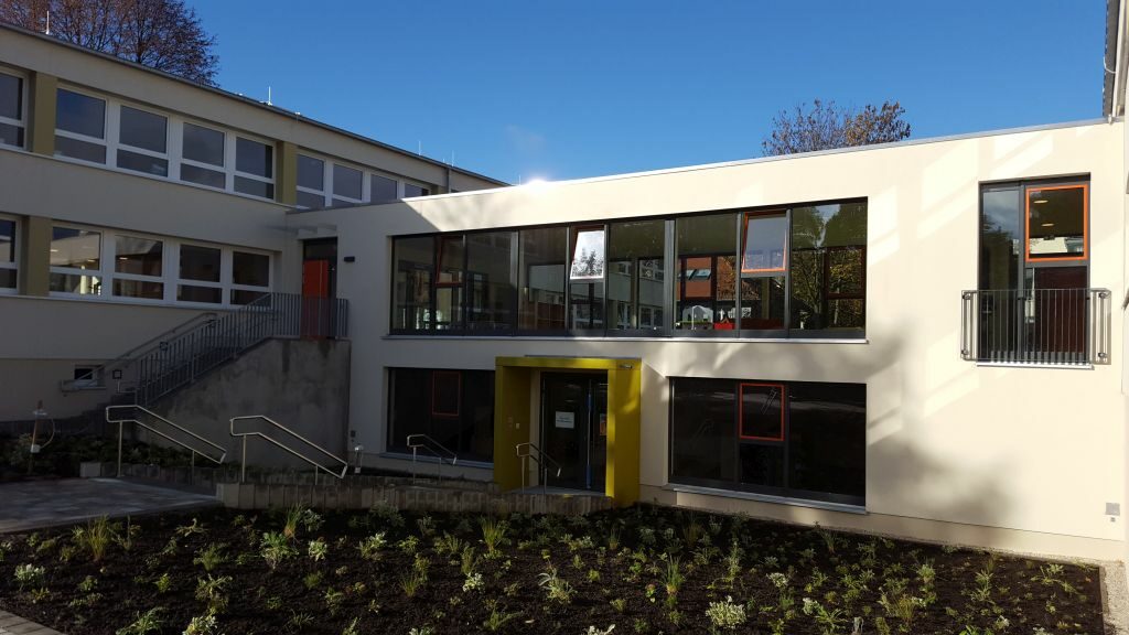 Blick schräg auf den Haupteingang mit herunterführender Treppe