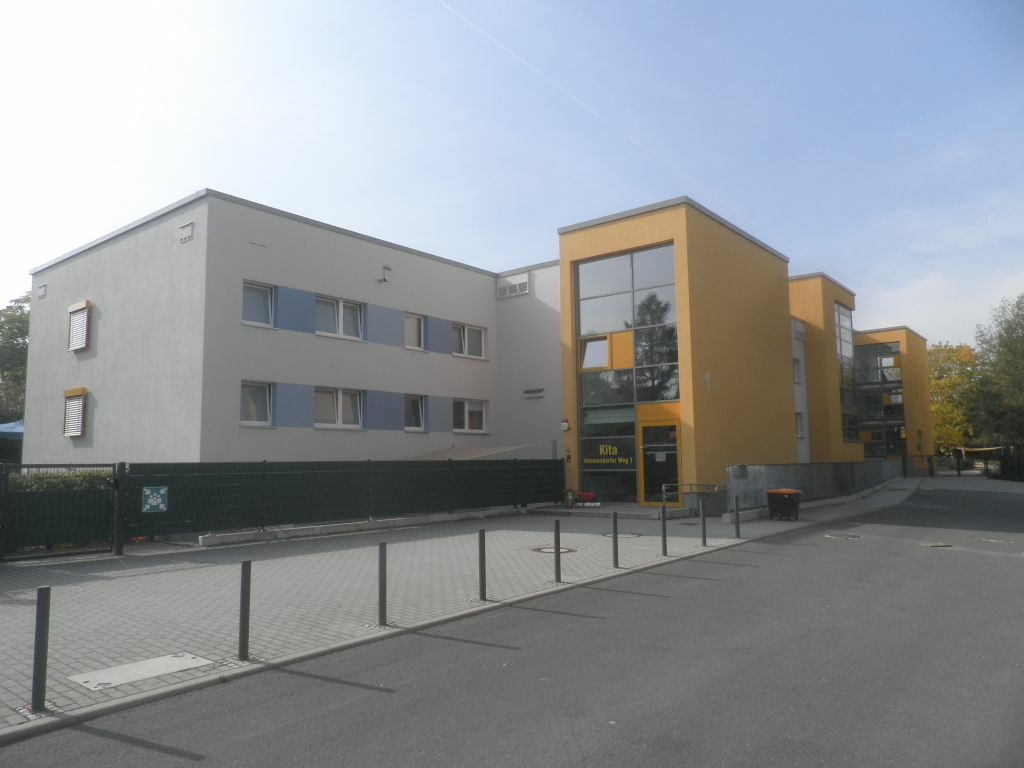 Außenansicht mit Stellflächen davor