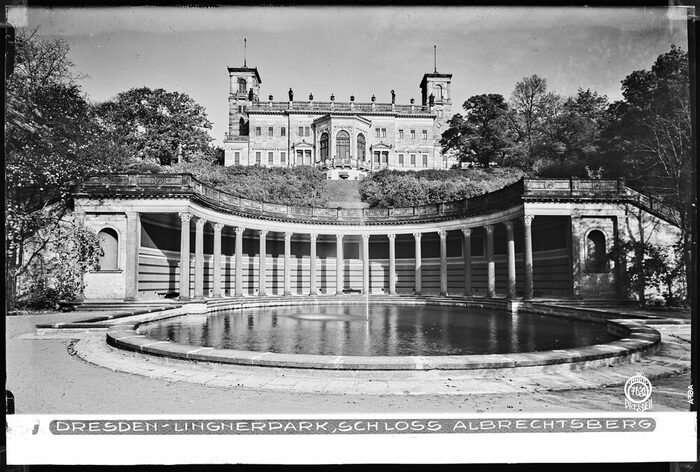 Ansicht des Römischen Bades um 1930 als Schwarz-Weiß-Fotografie