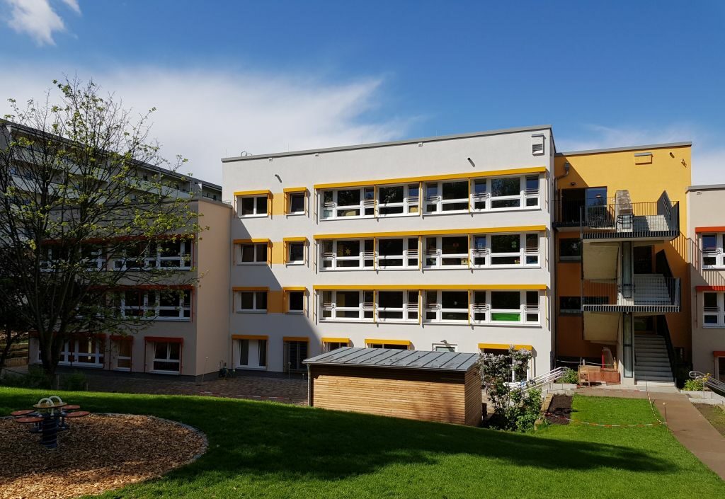 Außenansicht mit Blick in den Garten der sanierten Kita Dahlienweg 23-25