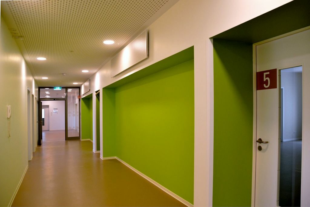 Ansicht des Flurs mit Tür und grüner Wand