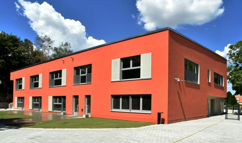 Außenansicht des Gebäudes mit roter Fassade