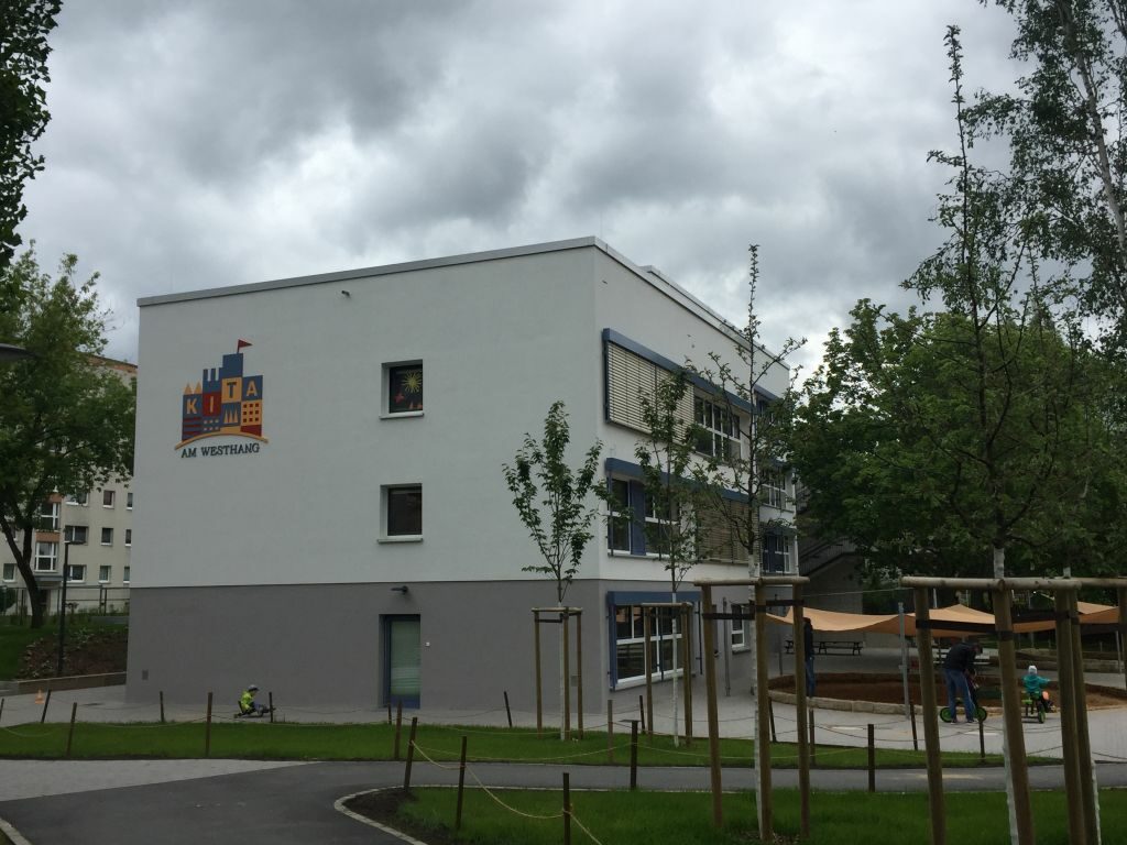 Seitlicher Blick auf die Außenfassade mit Teilen des Haupteinganges