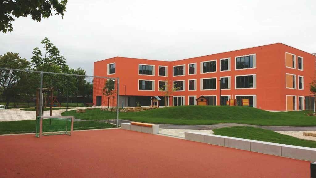 Außnansicht des Kita-Neubaus und Blick auf den Hofbereich