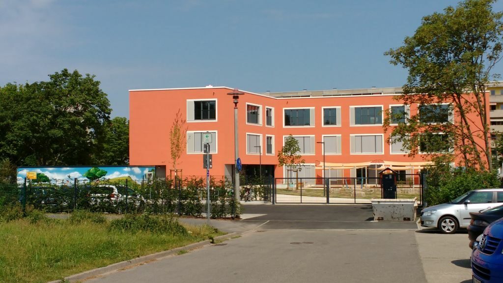 Außenansicht des Kita-Neubaus mit Blcik auf den Eingangsbereich