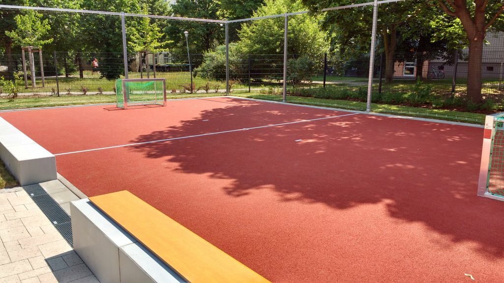 Sportanlage der Kita Malterstraße mit kleinen Fußballtoren